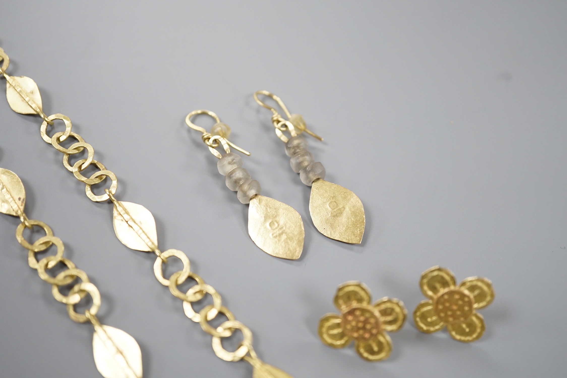 A modernist 18ct gold necklace, maker GR, London, 1999, 52cm, a pair of later drop earrings by the same maker and two other pairs of yellow metal ear studs, stamped GR only